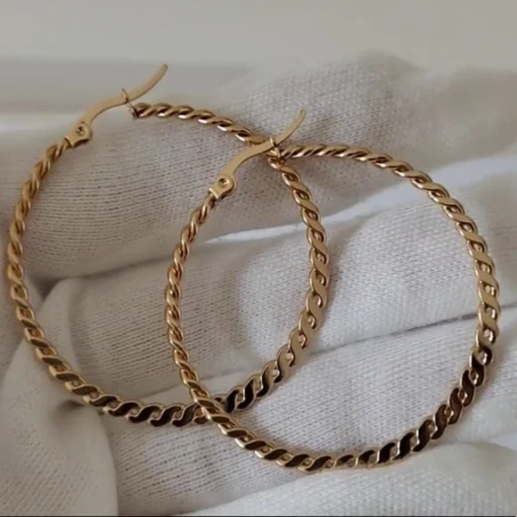 18K gold thin hoop earrings - Picture 4 of 4